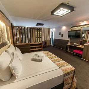 4* Otel Zoo - Secured Paid Parking